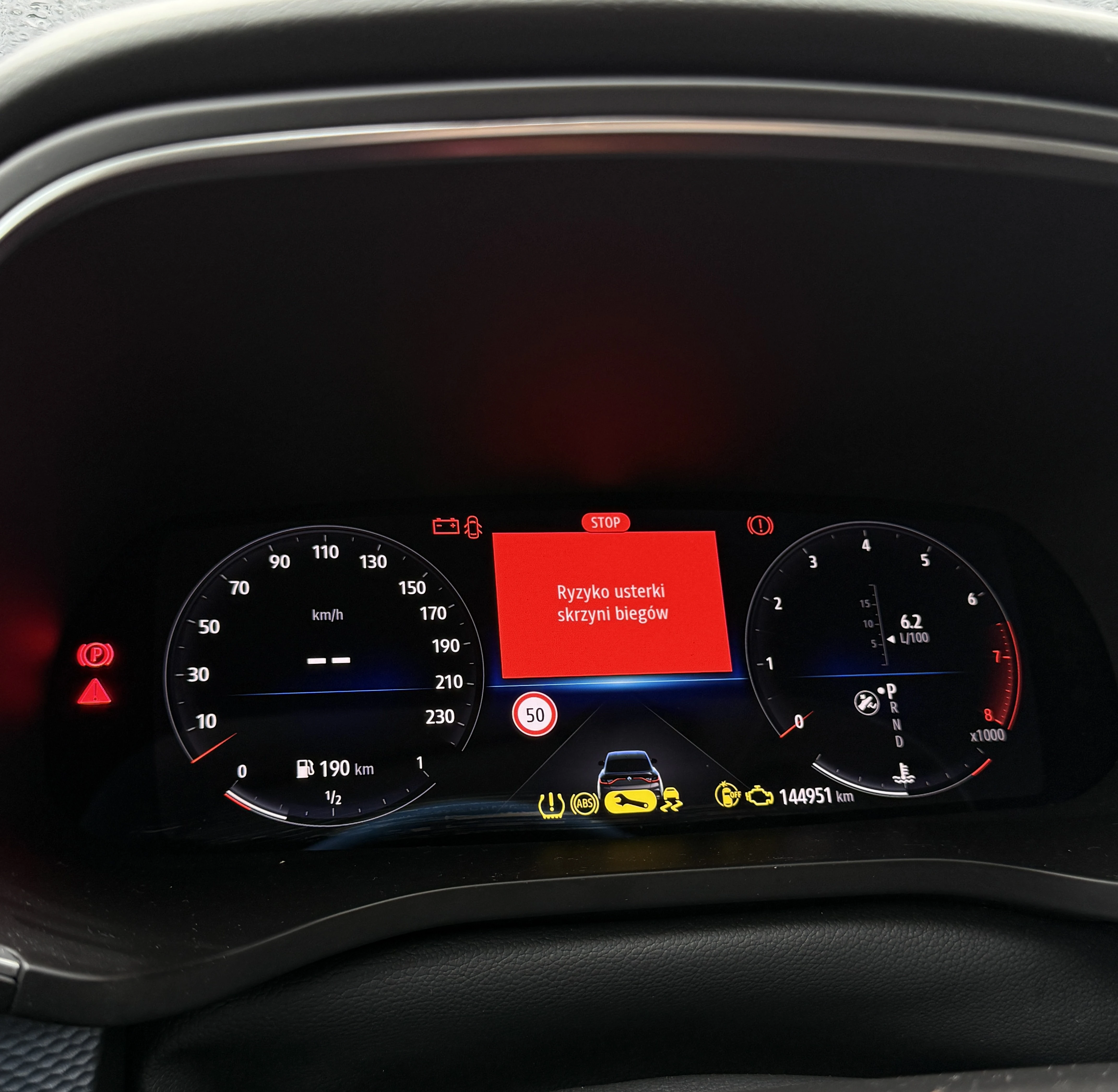 Ekran multimedialny Renault podczas aktualizacji oprogramowania.