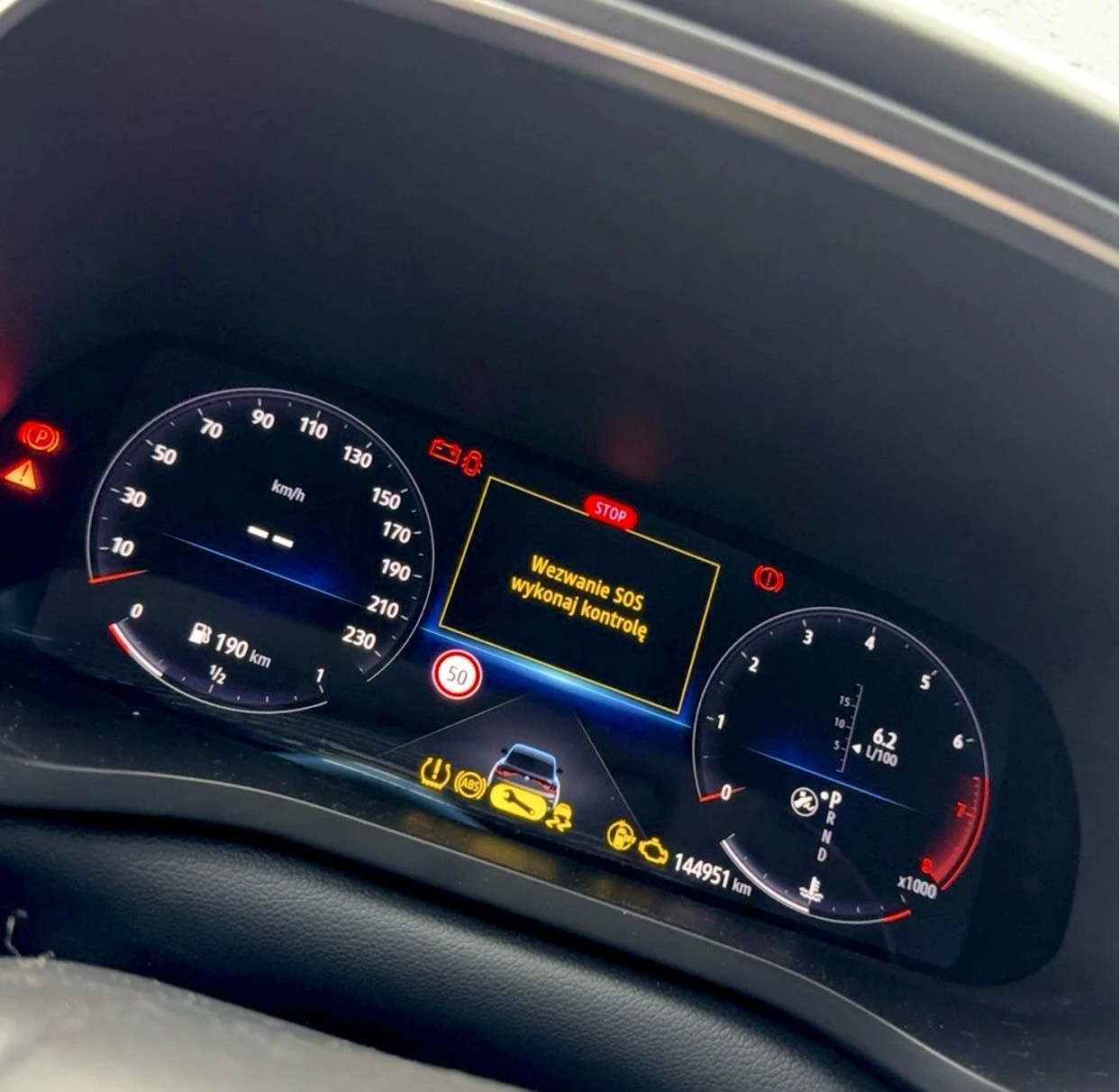 Ekran multimedialny Renault podczas aktualizacji oprogramowania.