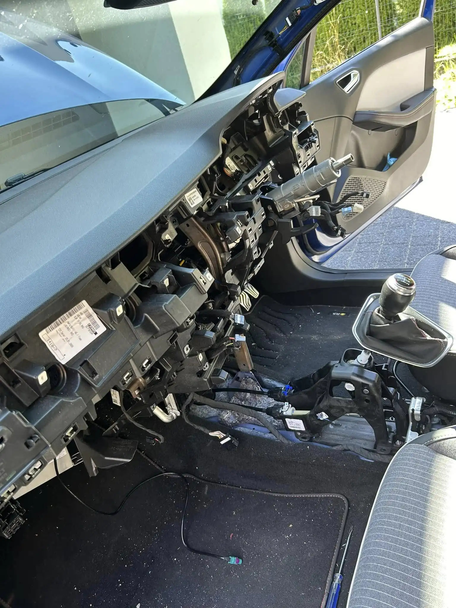 Ekran multimedialny Renault podczas aktualizacji oprogramowania.