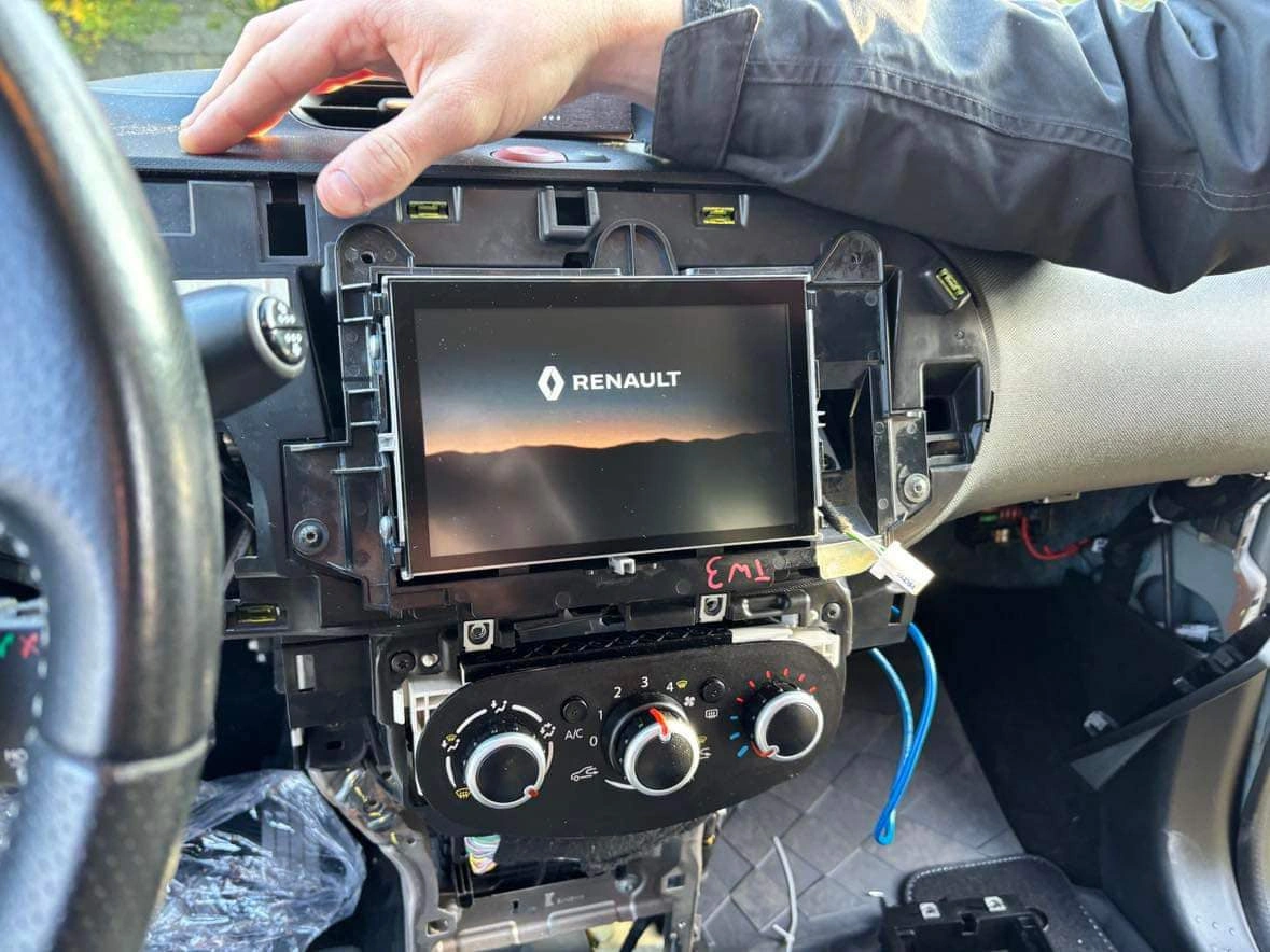 Wymontowany analogowy zestaw zegarów trzymany wewnątrz kabiny Renault.