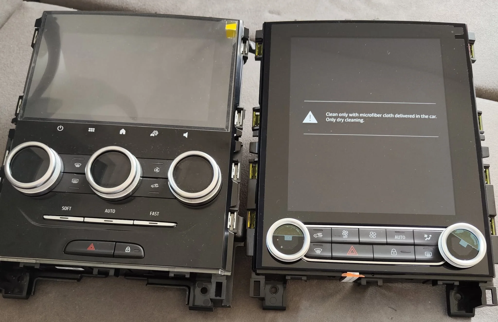 Demontaż konsoli środkowej Renault z ekranem multimedialnym w trybie serwisowym.